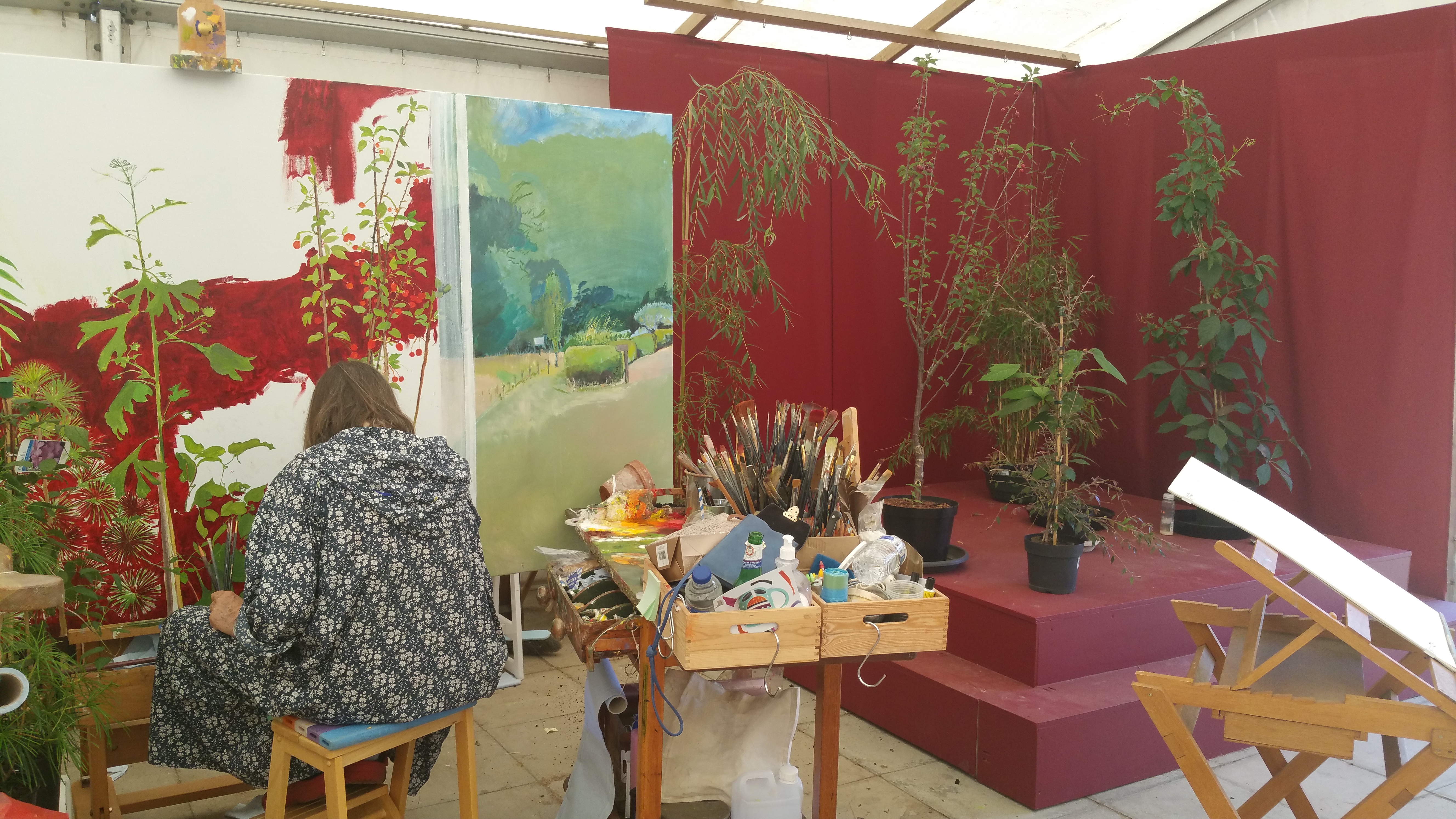 Кубрик рисующая со спины